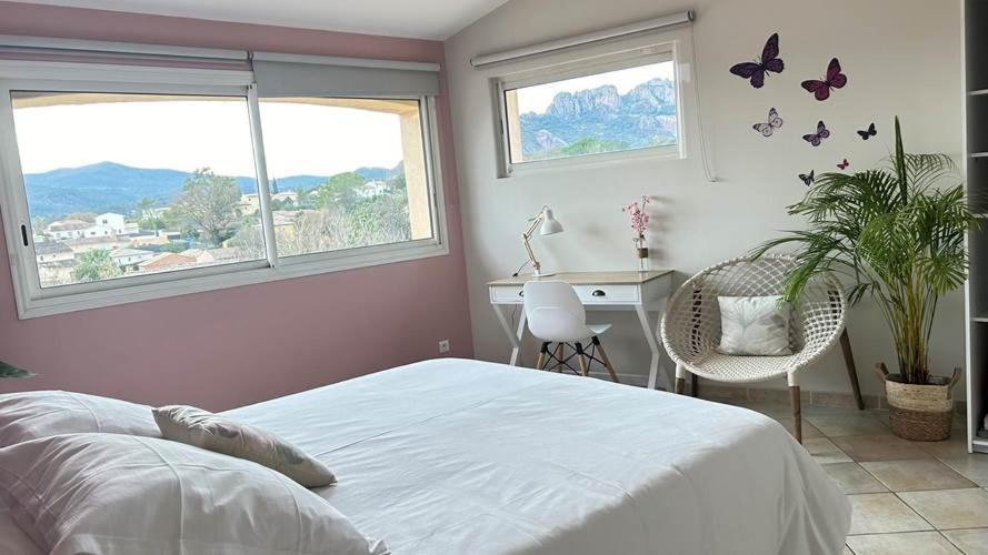 2 Hebergements - 10 Couchages - Parking, Piscine, Jacuzzi - Convivialite Roquebrune-sur Argens Exterior foto