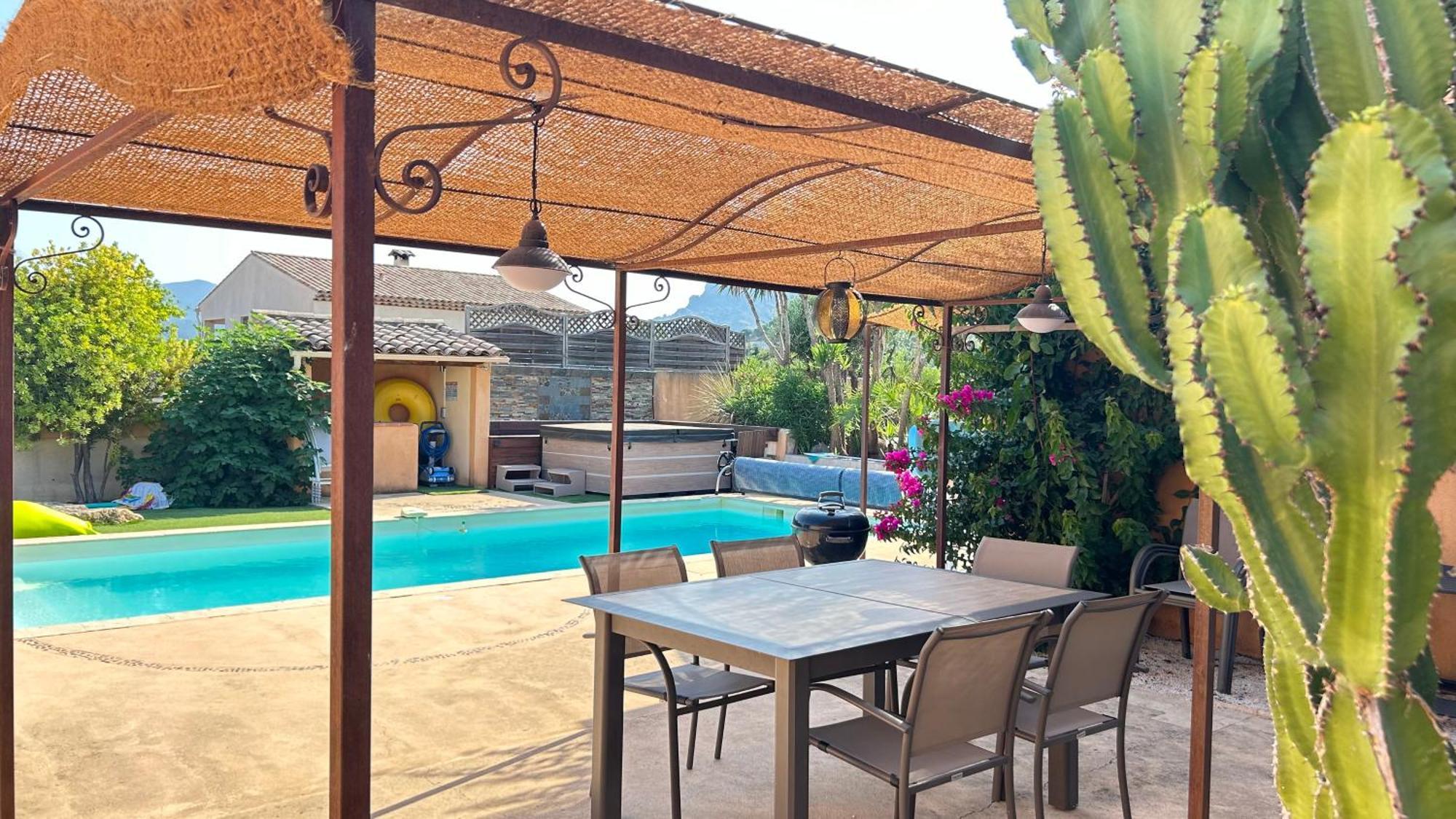 2 Hebergements - 10 Couchages - Parking, Piscine, Jacuzzi - Convivialite Roquebrune-sur Argens Exterior foto